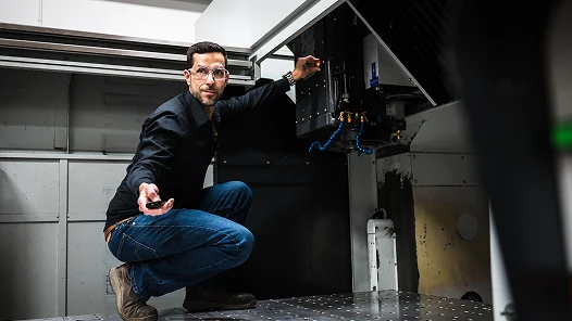 Technicien expert de 3D PreciScan configurant un équipement de numérisation industrielle
